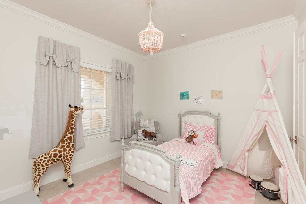 Cette photo montre une chambre d'enfant de 4 à 10 ans chic avec un mur blanc, moquette et un sol beige.