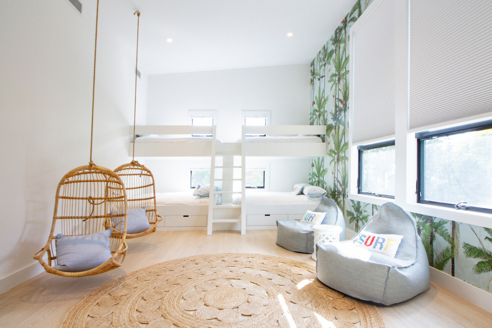 Modelo de dormitorio infantil de 4 a 10 años costero con paredes multicolor, suelo de madera clara y suelo beige
