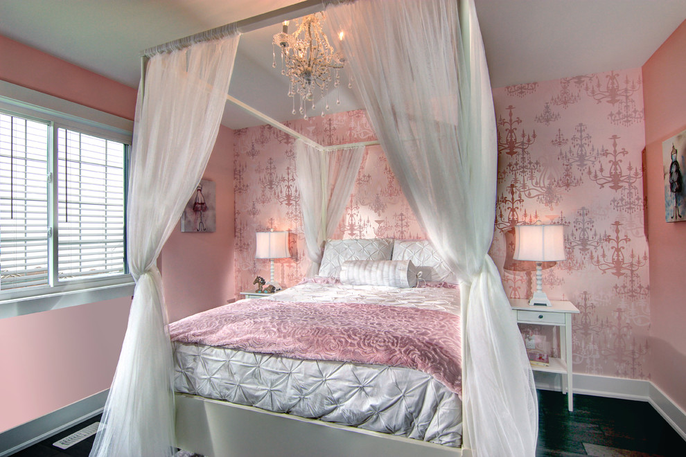 Inspiration för moderna flickrum kombinerat med sovrum och för 4-10-åringar, med rosa väggar och mörkt trägolv