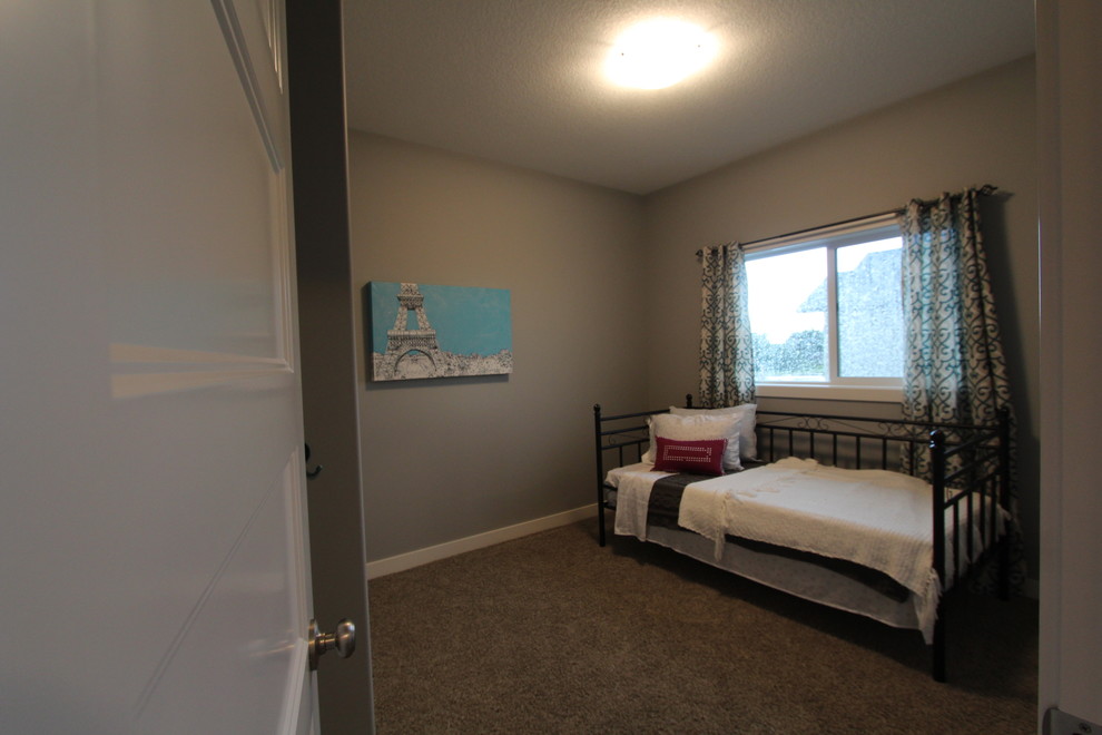 Bild på ett mellanstort amerikanskt flickrum kombinerat med sovrum och för 4-10-åringar, med beige väggar och heltäckningsmatta