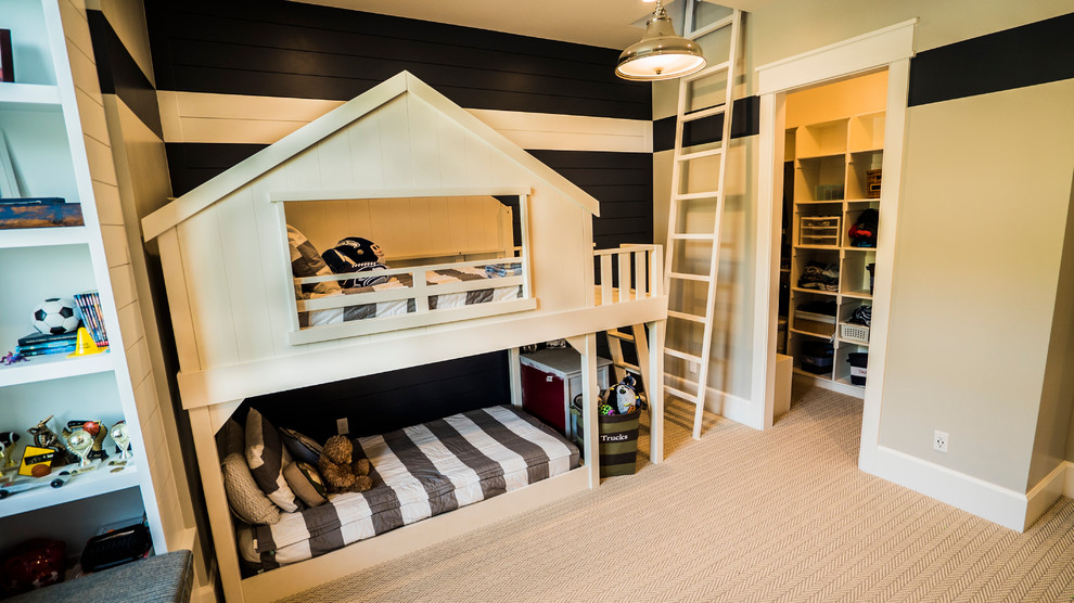 Idee per una piccola cameretta per bambini da 4 a 10 anni tradizionale con pareti beige e moquette
