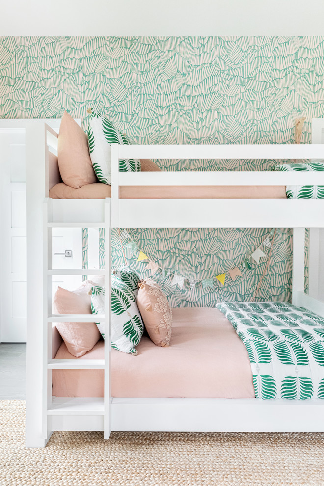 Imagen de dormitorio infantil de 4 a 10 años marinero grande con suelo de madera oscura y suelo gris