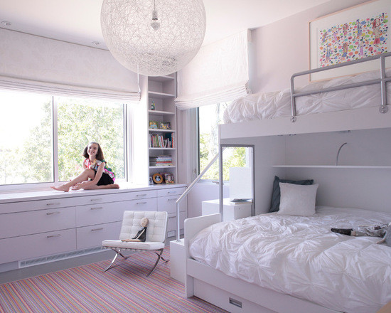 Пример оригинального дизайна: детская среднего размера в стиле модернизм с спальным местом, серыми стенами и деревянным полом для подростка, девочки