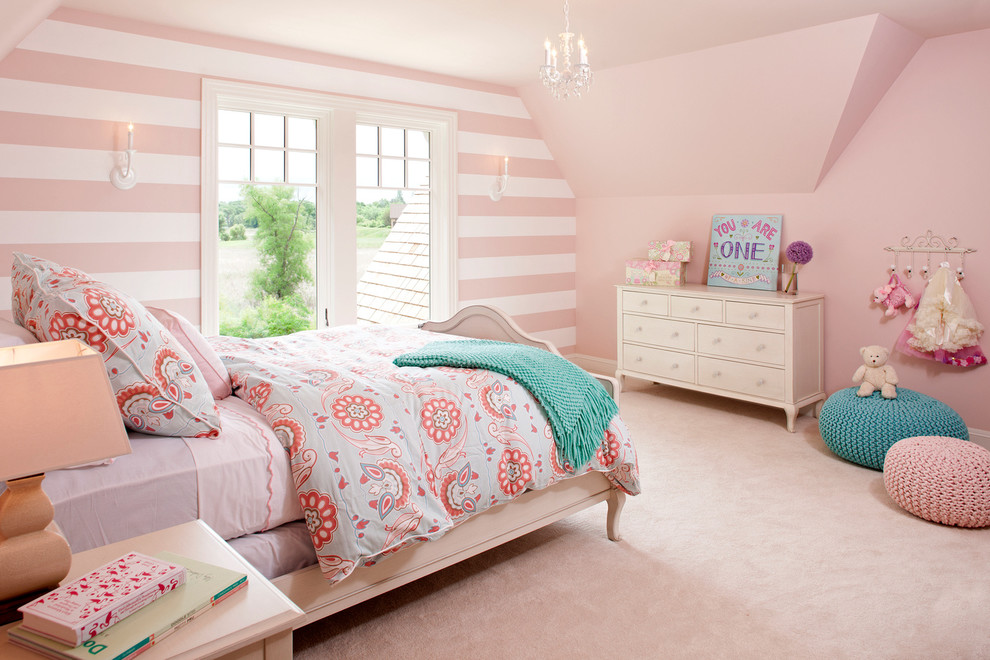 Inspiration för mellanstora klassiska flickrum kombinerat med sovrum, med heltäckningsmatta och flerfärgade väggar