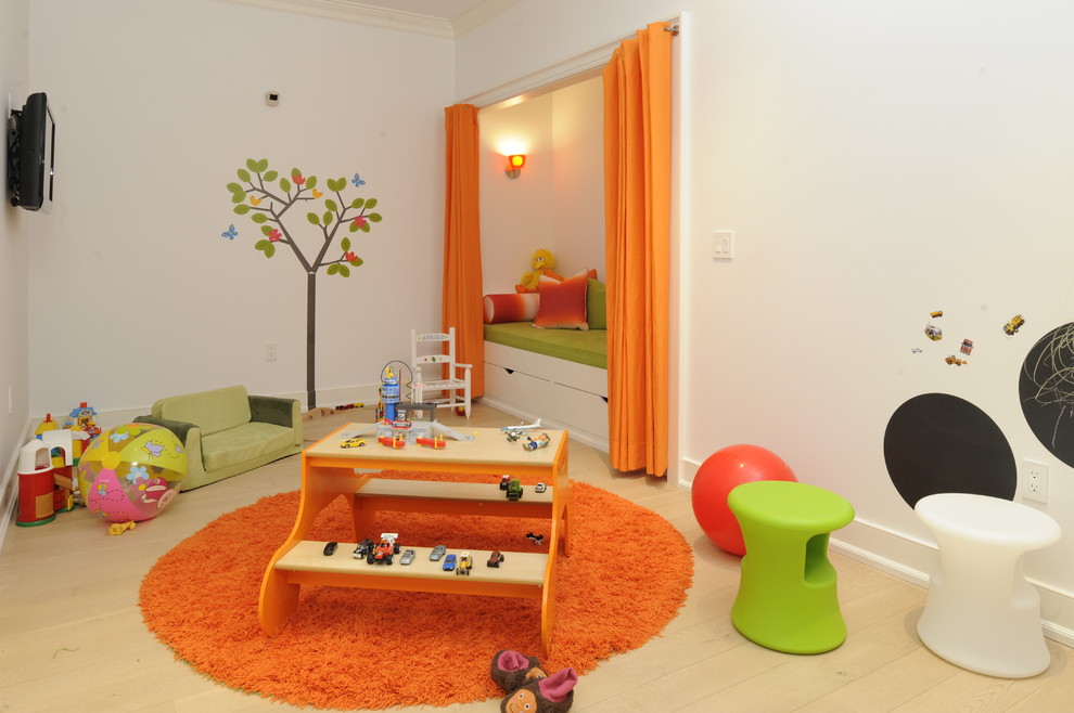 Modelo de dormitorio infantil de 4 a 10 años contemporáneo de tamaño medio con paredes blancas y suelo de madera clara