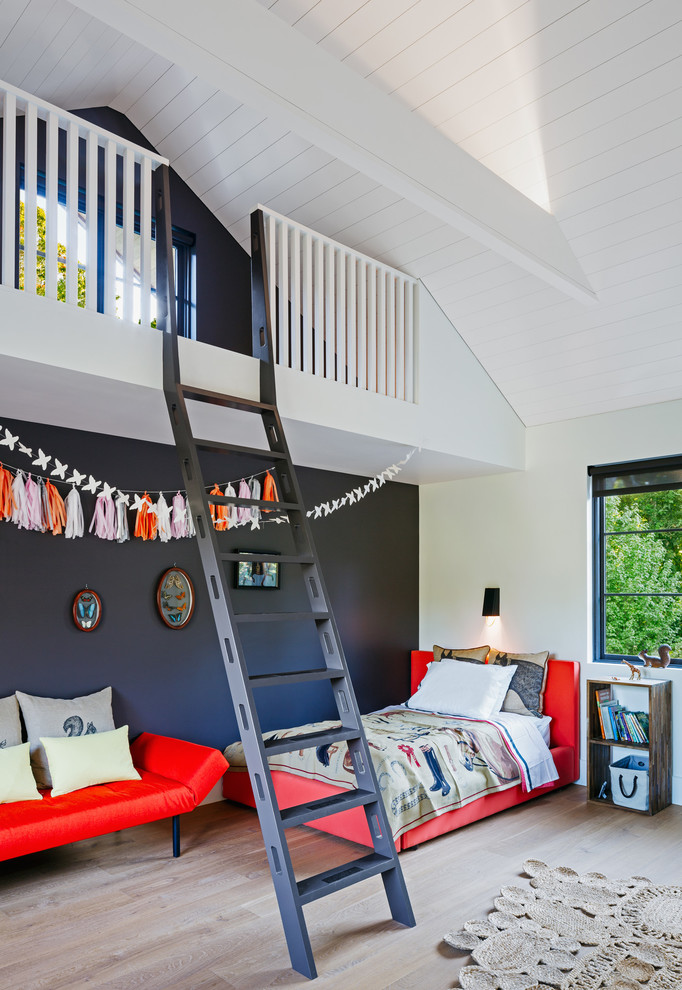 Idéer för funkis pojkrum kombinerat med sovrum, med vita väggar och ljust trägolv