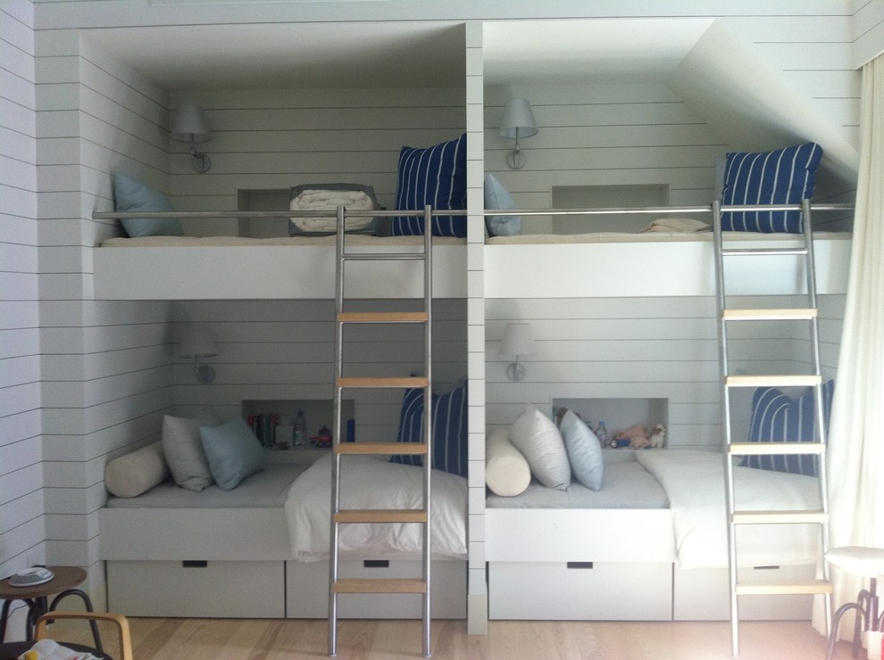 Diseño de dormitorio infantil contemporáneo de tamaño medio con paredes blancas, suelo de madera clara y suelo beige