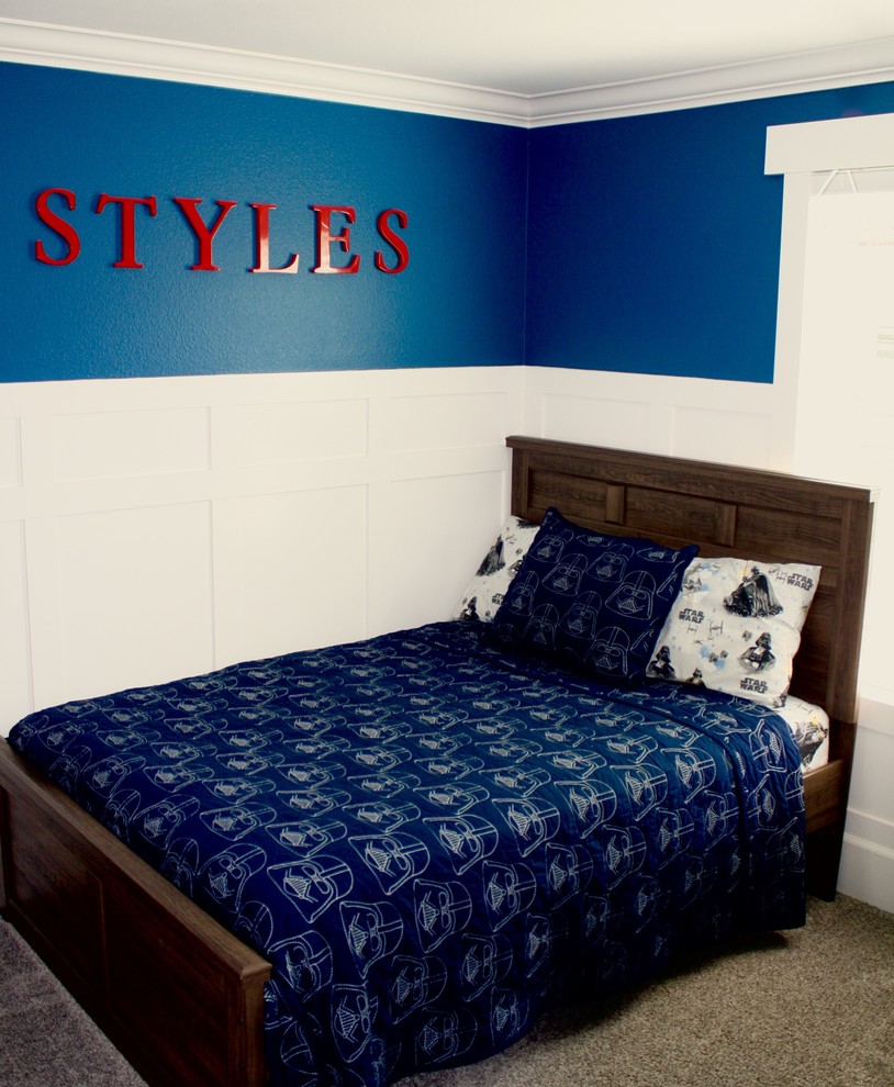 Bild på ett mellanstort lantligt pojkrum kombinerat med sovrum och för 4-10-åringar, med blå väggar och heltäckningsmatta