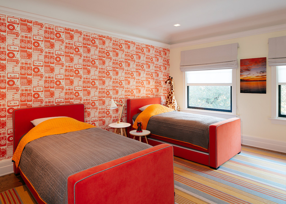 Imagen de dormitorio infantil bohemio de tamaño medio con paredes multicolor y suelo de madera oscura