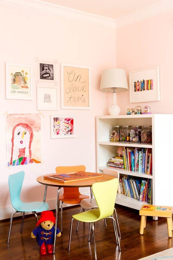Стильный дизайн: маленькая детская в стиле фьюжн с спальным местом, розовыми стенами и темным паркетным полом для на участке и в саду, ребенка от 4 до 10 лет, девочки - последний тренд