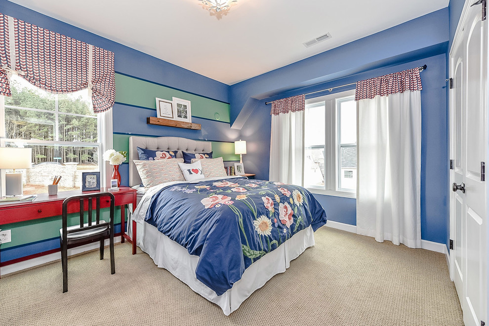 На фото: детская среднего размера в стиле кантри с ковровым покрытием, спальным местом, разноцветными стенами и бежевым полом для подростка, девочки с