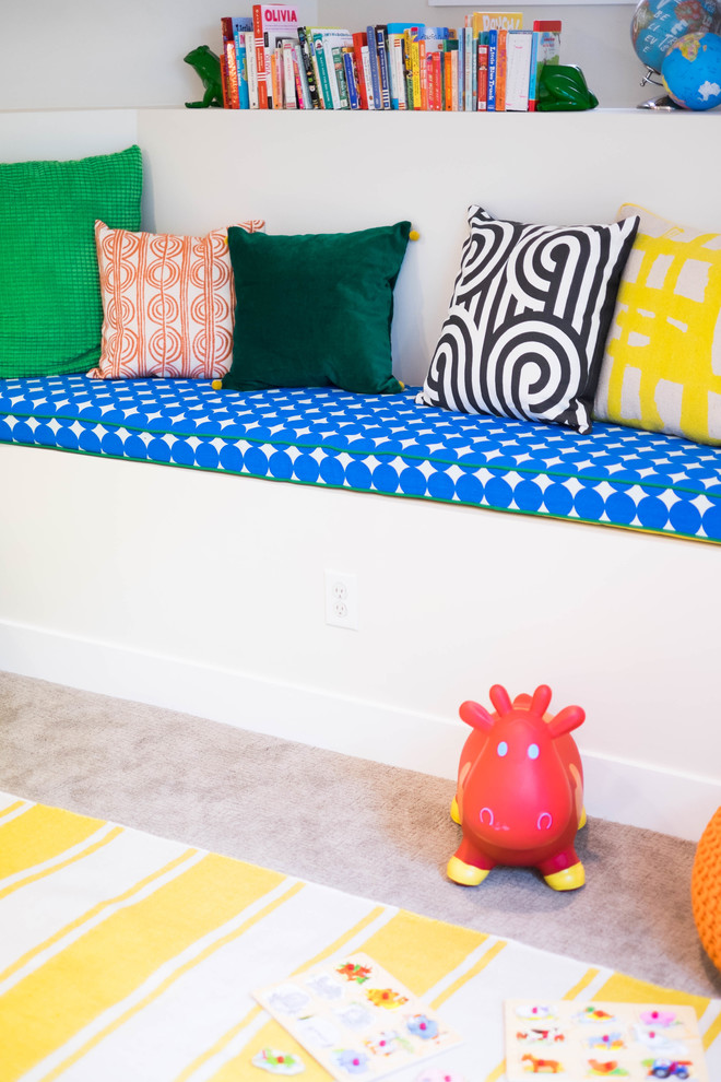 Mittelgroßes, Neutrales Modernes Kinderzimmer mit Spielecke, blauer Wandfarbe, Teppichboden und beigem Boden in Denver