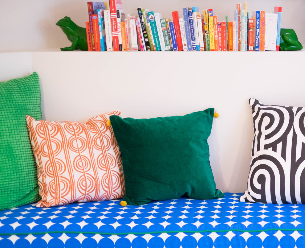 Cette image montre une chambre d'enfant de 1 à 3 ans design de taille moyenne avec un mur bleu, moquette et un sol beige.