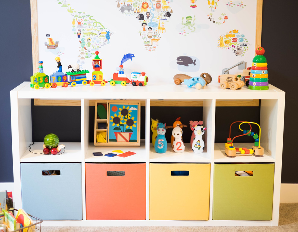 Inspiration pour une chambre d'enfant de 1 à 3 ans design de taille moyenne avec un mur bleu, moquette et un sol beige.