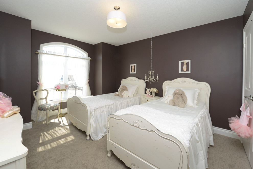 Foto på ett mellanstort vintage flickrum kombinerat med sovrum och för 4-10-åringar, med lila väggar, heltäckningsmatta och beiget golv