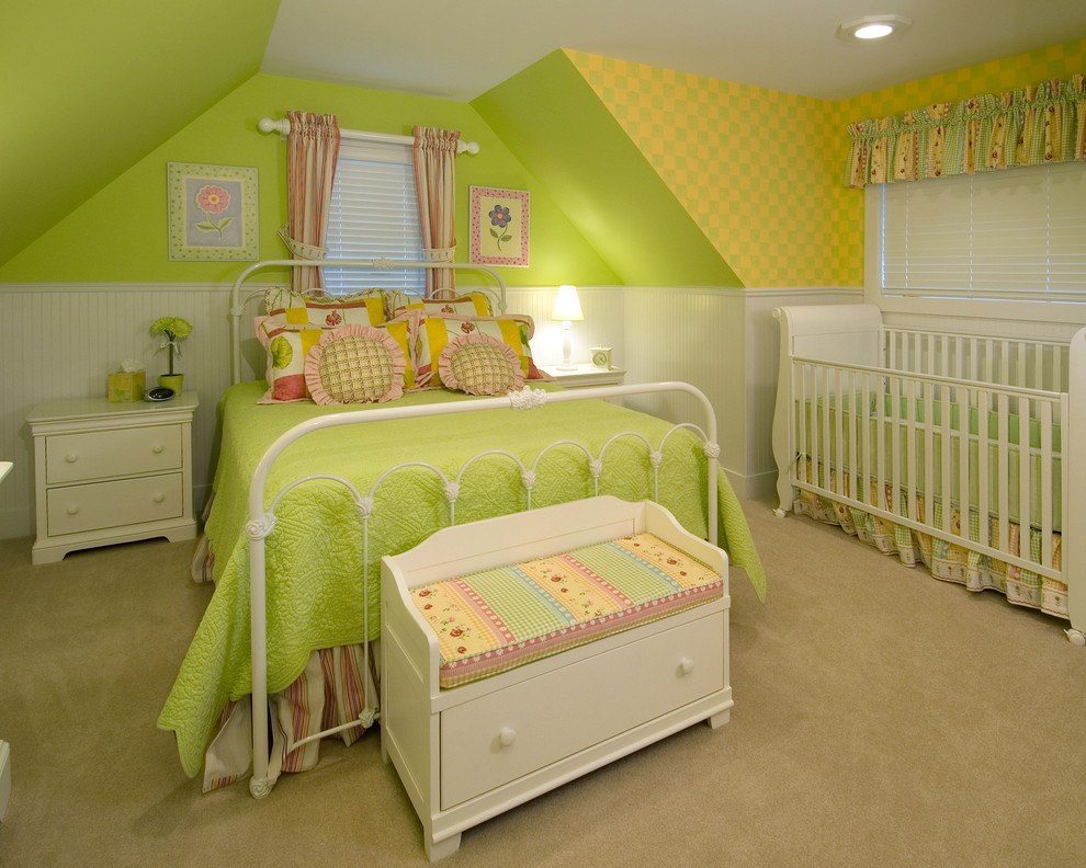 Свежая идея для дизайна: детская в классическом стиле с спальным местом, ковровым покрытием и разноцветными стенами для девочки - отличное фото интерьера
