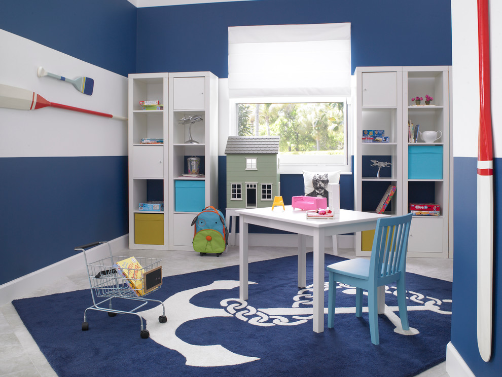 マイアミにある小さなトランジショナルスタイルのおしゃれな子供部屋 (青い壁、磁器タイルの床) の写真