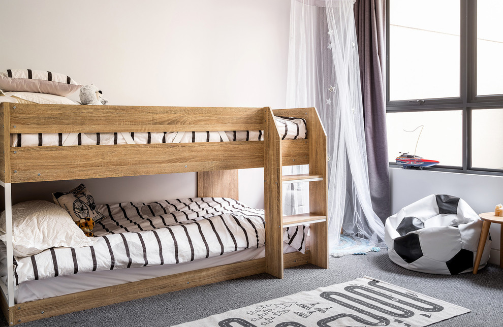シドニーにあるラグジュアリーな小さなコンテンポラリースタイルのおしゃれな子供の寝室 (白い壁、カーペット敷き、グレーの床) の写真