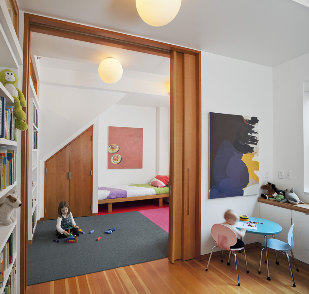 Bild på ett funkis barnrum kombinerat med lekrum