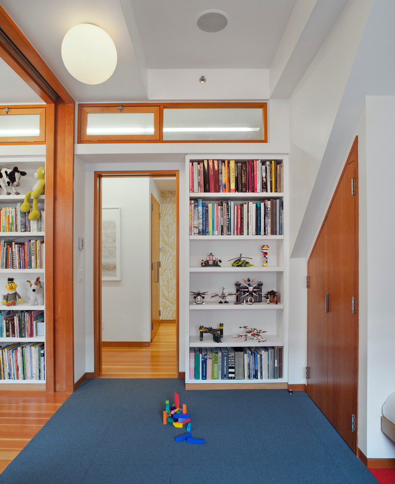 Idéer för att renovera ett funkis könsneutralt barnrum kombinerat med sovrum, med vita väggar och mellanmörkt trägolv
