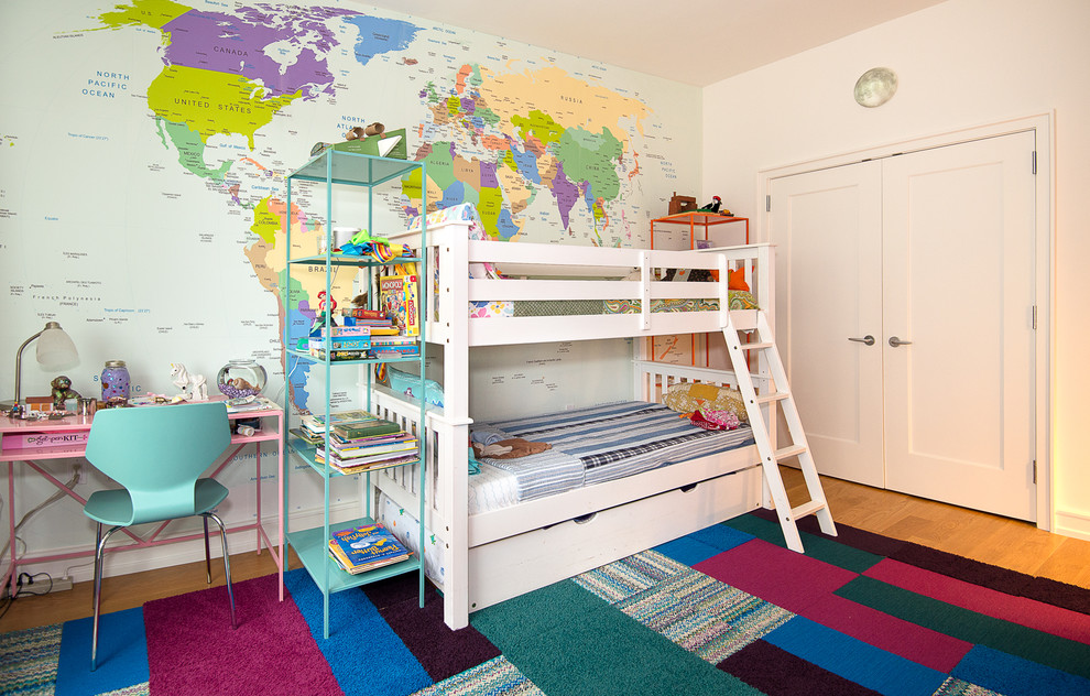 На фото: детская в современном стиле с спальным местом, разноцветными стенами и паркетным полом среднего тона для ребенка от 4 до 10 лет, девочки, двоих детей с
