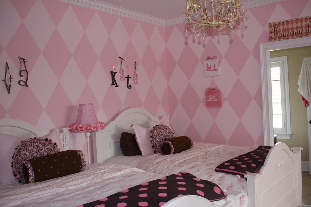 Modelo de dormitorio infantil de 4 a 10 años tradicional de tamaño medio con paredes rosas