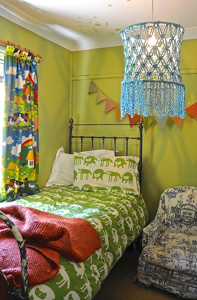 На фото: детская в стиле рустика с спальным местом и зелеными стенами для ребенка от 4 до 10 лет, мальчика с