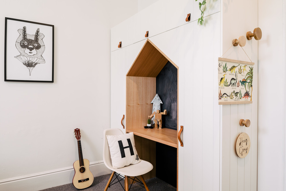 Diseño de habitación infantil unisex de 1 a 3 años nórdica de tamaño medio con paredes blancas, moqueta, suelo gris y escritorio