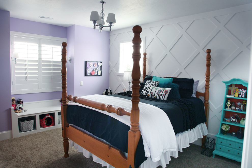 Bild på ett mellanstort amerikanskt flickrum kombinerat med sovrum och för 4-10-åringar, med vita väggar och heltäckningsmatta