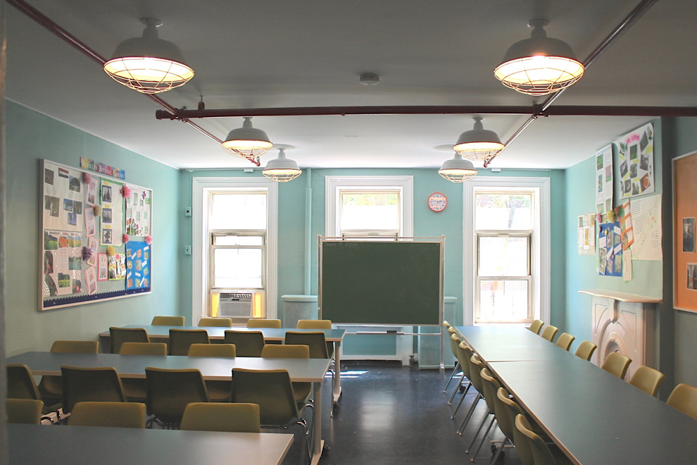 Neutrales Industrial Kinderzimmer mit grüner Wandfarbe in New York
