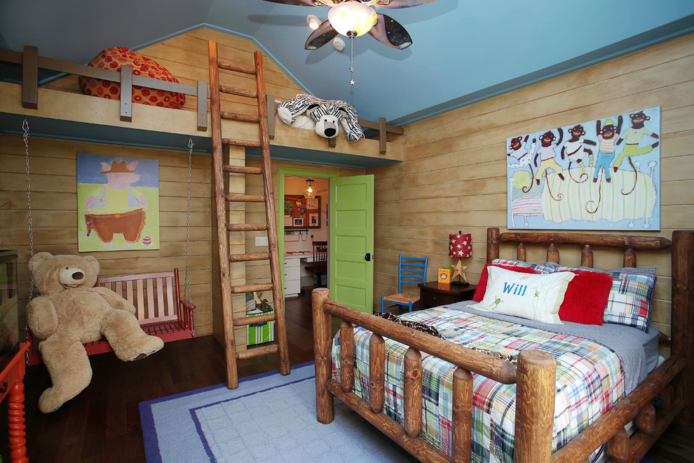 Inredning av ett klassiskt pojkrum kombinerat med sovrum och för 4-10-åringar, med mörkt trägolv
