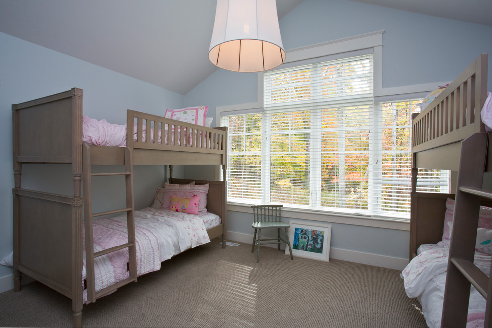 Diseño de dormitorio infantil clásico grande con paredes azules y moqueta