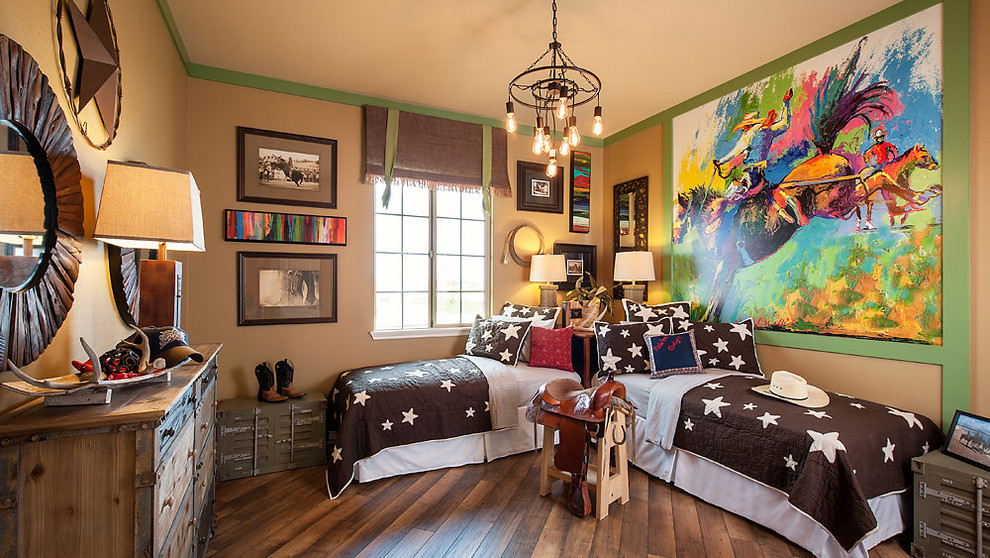 Modelo de dormitorio infantil rústico de tamaño medio con suelo de madera en tonos medios y paredes multicolor