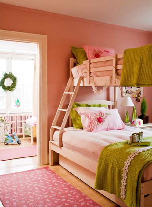 Cette image montre une chambre d'enfant avec un lit superposé.