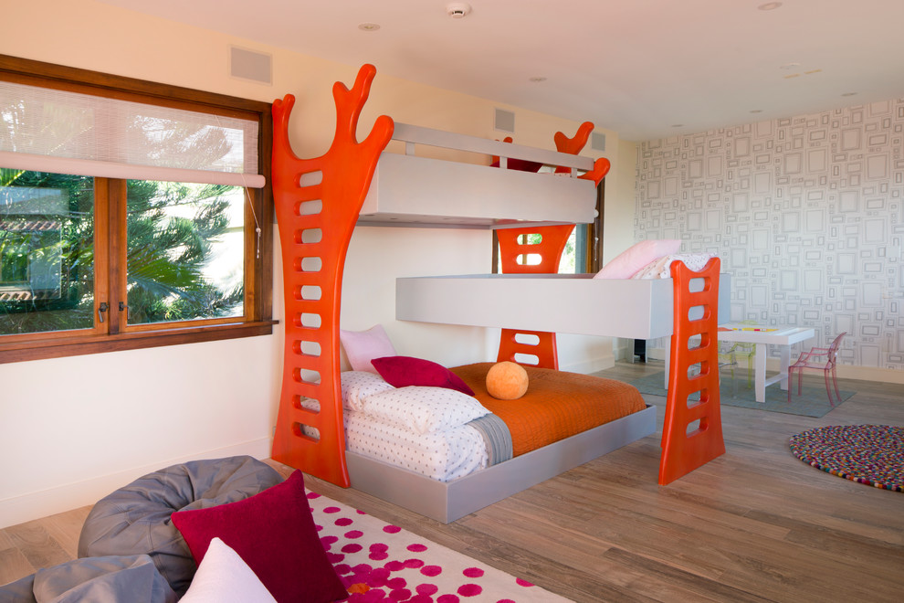 Modern inredning av ett flickrum kombinerat med sovrum och för 4-10-åringar, med vita väggar och mörkt trägolv