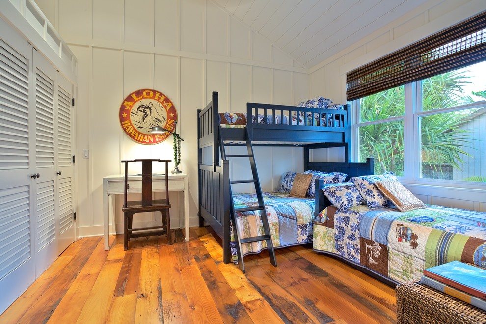 Eklektisk inredning av ett mellanstort pojkrum kombinerat med sovrum och för 4-10-åringar, med vita väggar och mellanmörkt trägolv