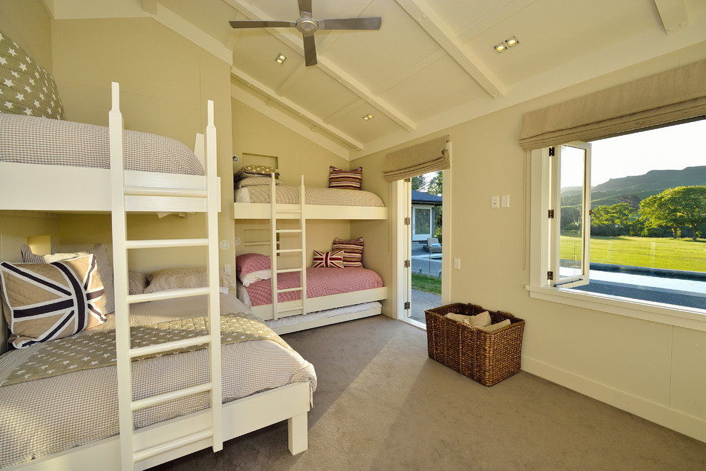 Idéer för lantliga könsneutrala barnrum kombinerat med sovrum, med beige väggar och heltäckningsmatta