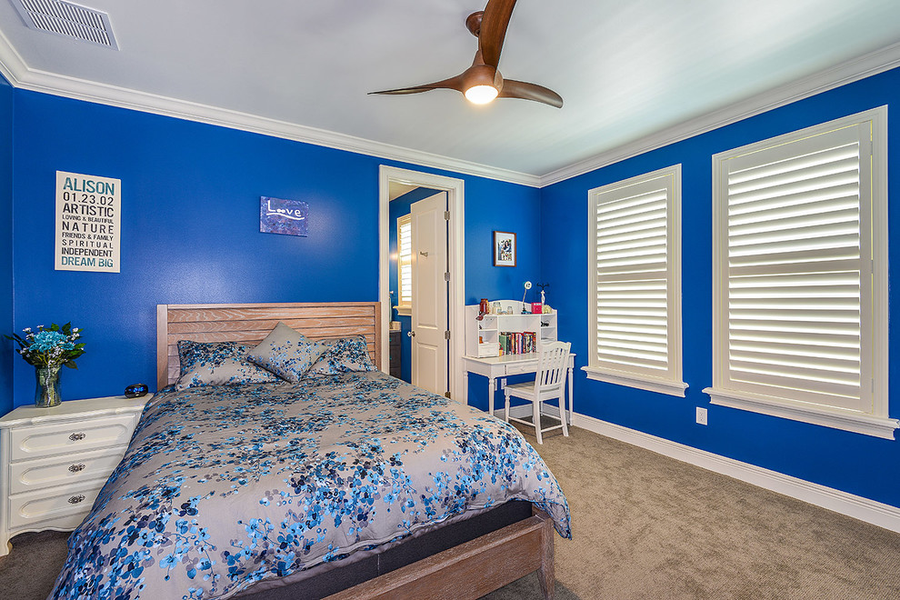 Imagen de dormitorio infantil clásico renovado de tamaño medio con paredes azules y moqueta