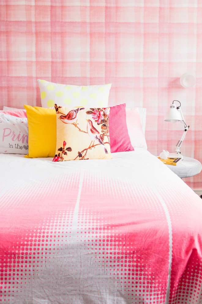 На фото: детская среднего размера в современном стиле с спальным местом, розовыми стенами и ковровым покрытием для подростка, девочки