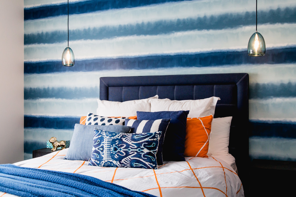 Inspiration för ett mellanstort funkis könsneutralt tonårsrum kombinerat med sovrum, med blå väggar och heltäckningsmatta