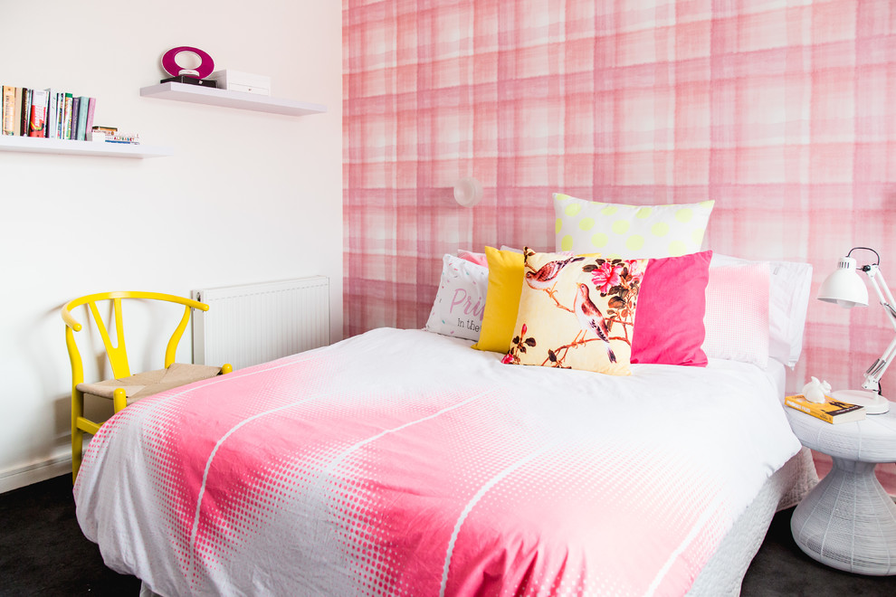 Idéer för mellanstora funkis barnrum kombinerat med sovrum, med heltäckningsmatta och flerfärgade väggar