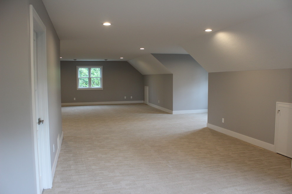 Großes, Neutrales Klassisches Jugendzimmer mit Spielecke, grauer Wandfarbe, Teppichboden und beigem Boden in Sonstige