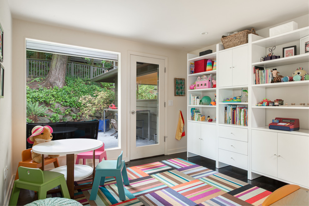 Inspiration pour une chambre d'enfant de 1 à 3 ans vintage avec un mur blanc et parquet foncé.