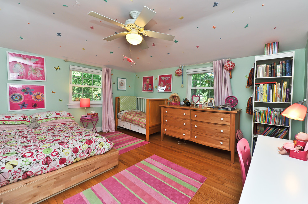 ワシントンD.C.にあるトラディショナルスタイルのおしゃれな女の子の部屋の写真