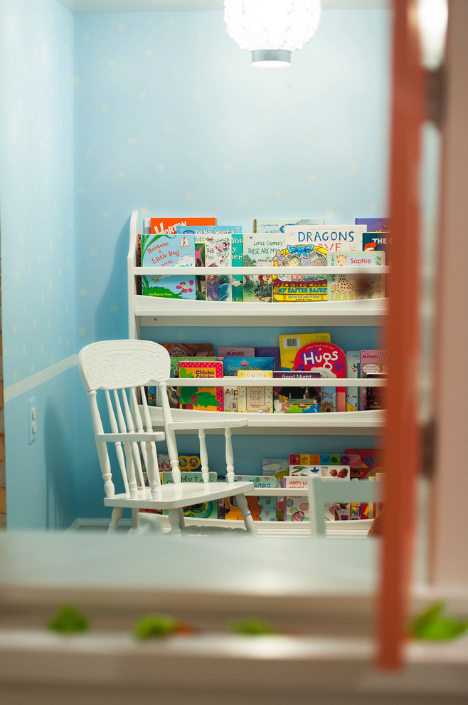 Foto di una cameretta per bambini da 4 a 10 anni tradizionale di medie dimensioni con pareti grigie e moquette