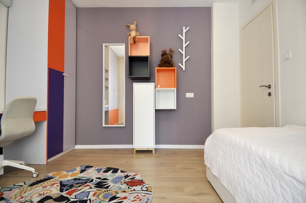 Inspiration för ett litet vintage barnrum kombinerat med sovrum, med lila väggar, laminatgolv och beiget golv