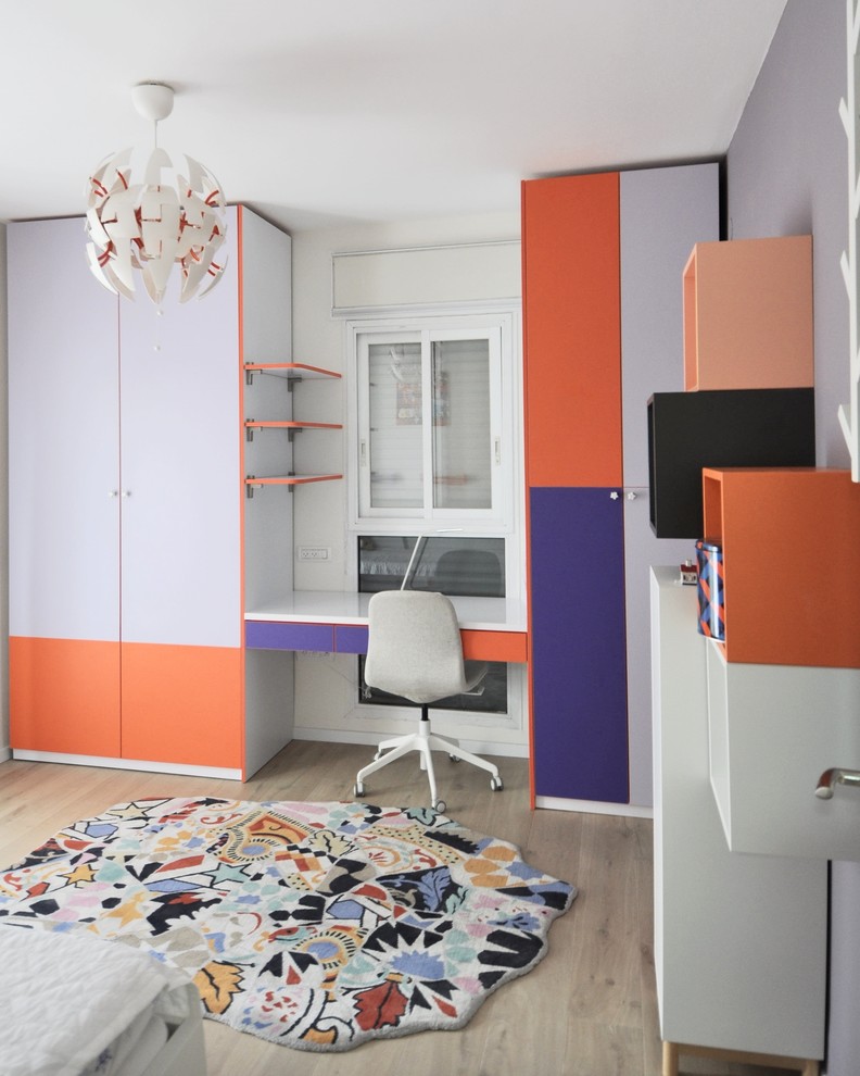 Idee per una piccola cameretta per bambini chic con pareti viola, pavimento in laminato e pavimento beige