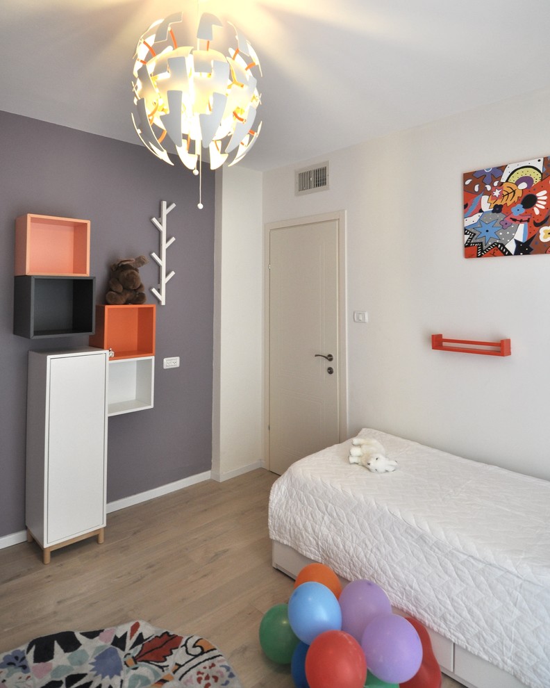 Klassisk inredning av ett litet barnrum kombinerat med sovrum, med lila väggar, laminatgolv och beiget golv