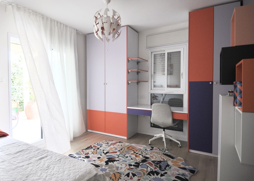 Inspiration pour une petite chambre d'enfant traditionnelle avec un mur violet, sol en stratifié et un sol beige.