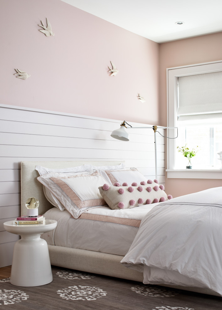 Idee per una grande cameretta per bambini tradizionale con pareti rosa, pavimento in legno massello medio e pavimento marrone